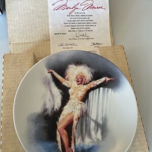 18 Marilyn Monroe collectors plates